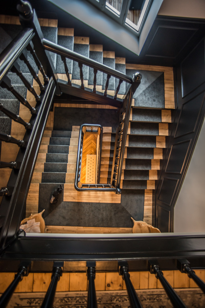 Inspiration pour un très grand escalier courbe traditionnel avec des marches en bois.