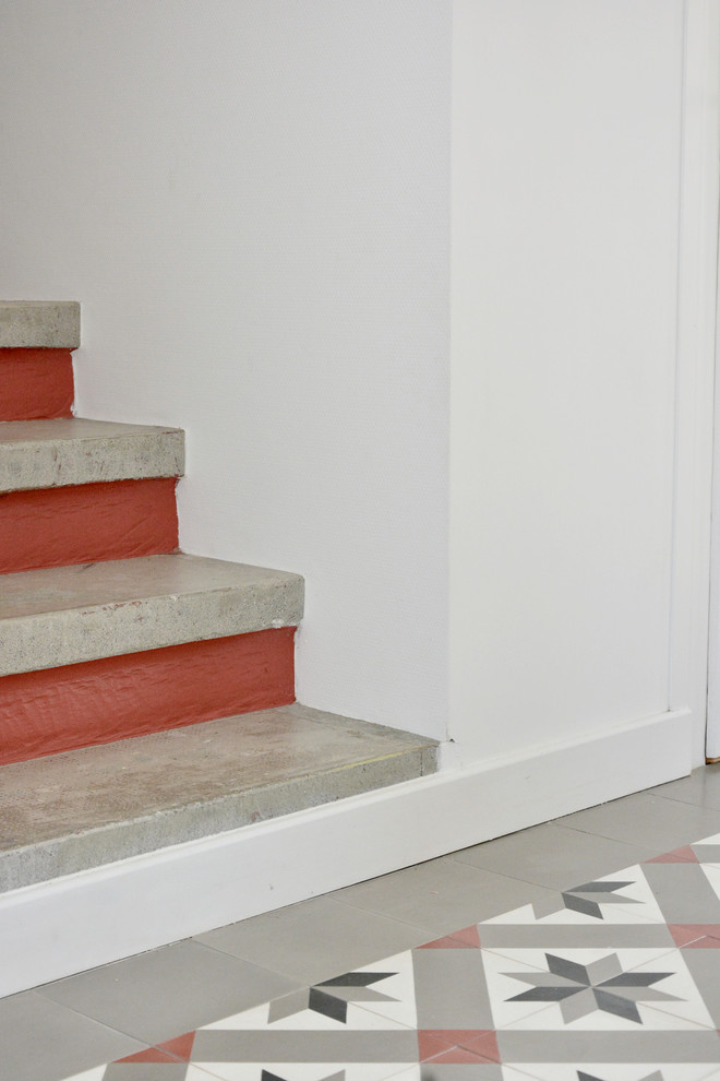На фото: п-образная бетонная лестница среднего размера в стиле ретро с бетонными ступенями с
