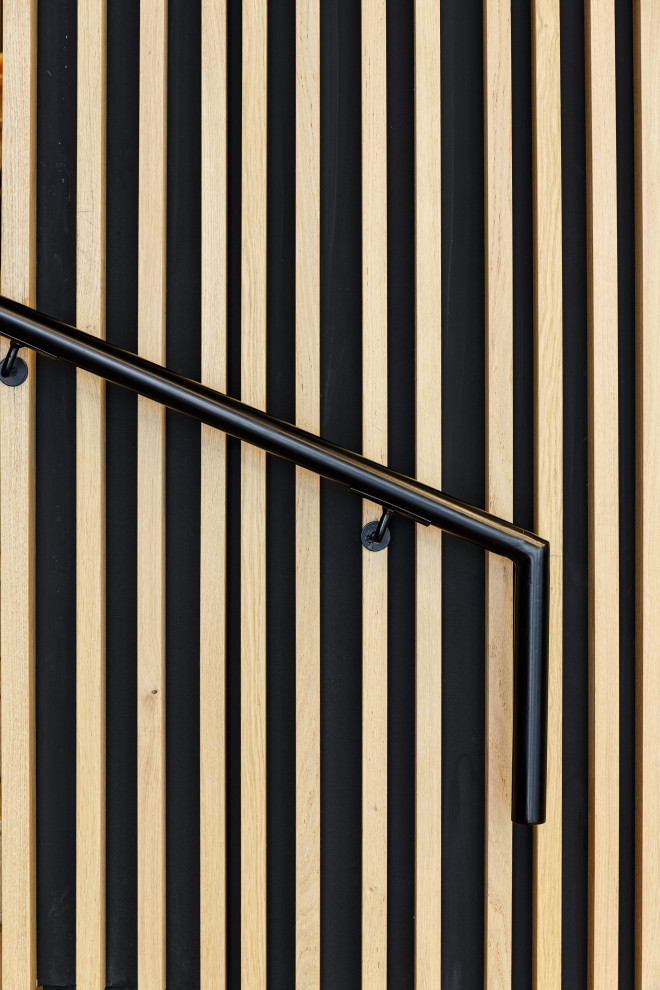 Diseño de escalera curva contemporánea grande con escalones de madera, contrahuellas de madera y barandilla de madera