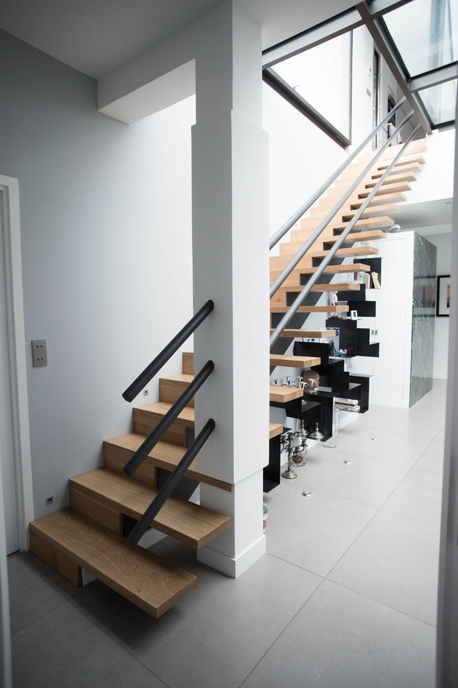 Идея дизайна: прямая деревянная лестница в современном стиле с деревянными ступенями и кладовкой или шкафом под ней