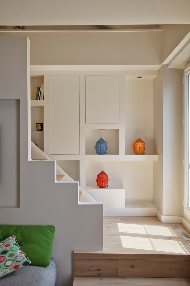 Gerade, Kleine Moderne Treppe mit Holz-Setzstufen in Paris