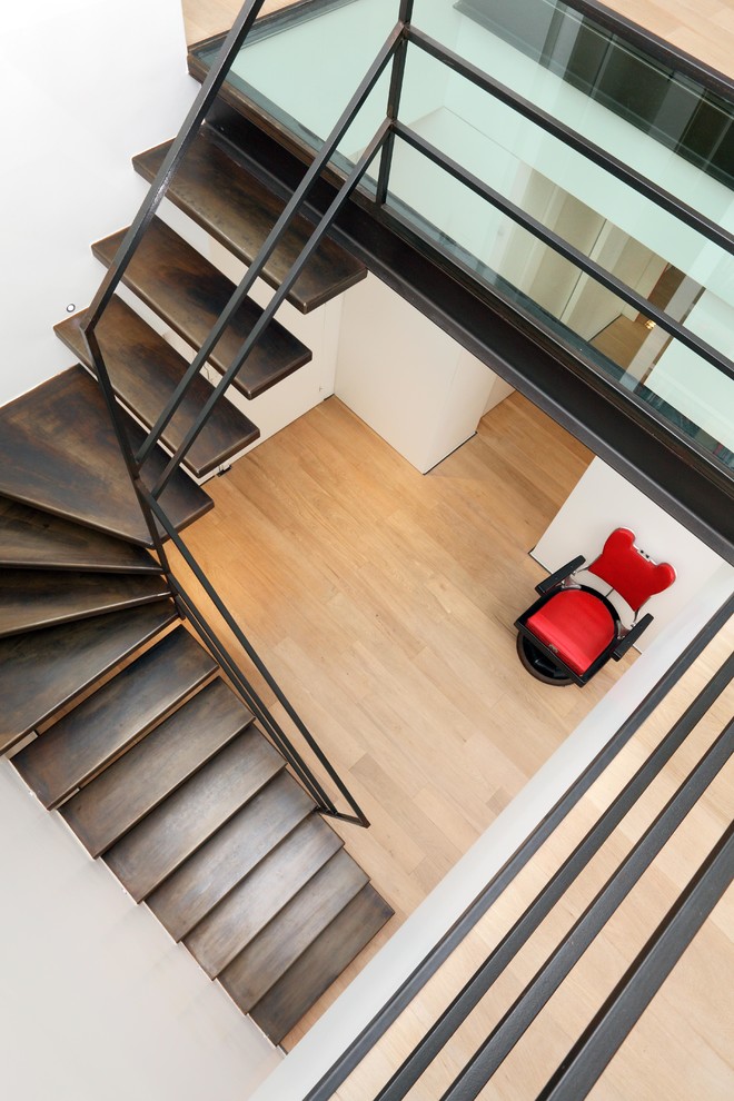 Diseño de escalera en L contemporánea grande sin contrahuella con escalones de metal