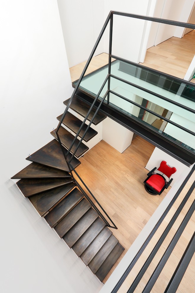 Источник вдохновения для домашнего уюта: большая угловая лестница в современном стиле с металлическими ступенями без подступенок