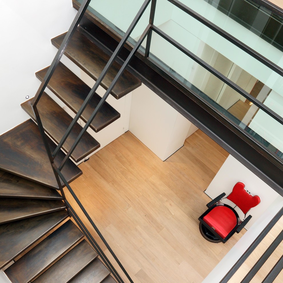 Diseño de escalera en L contemporánea de tamaño medio sin contrahuella con escalones de metal