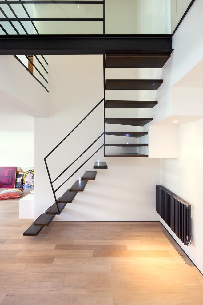 Aménagement d'un escalier sans contremarche contemporain en L de taille moyenne avec des marches en métal.