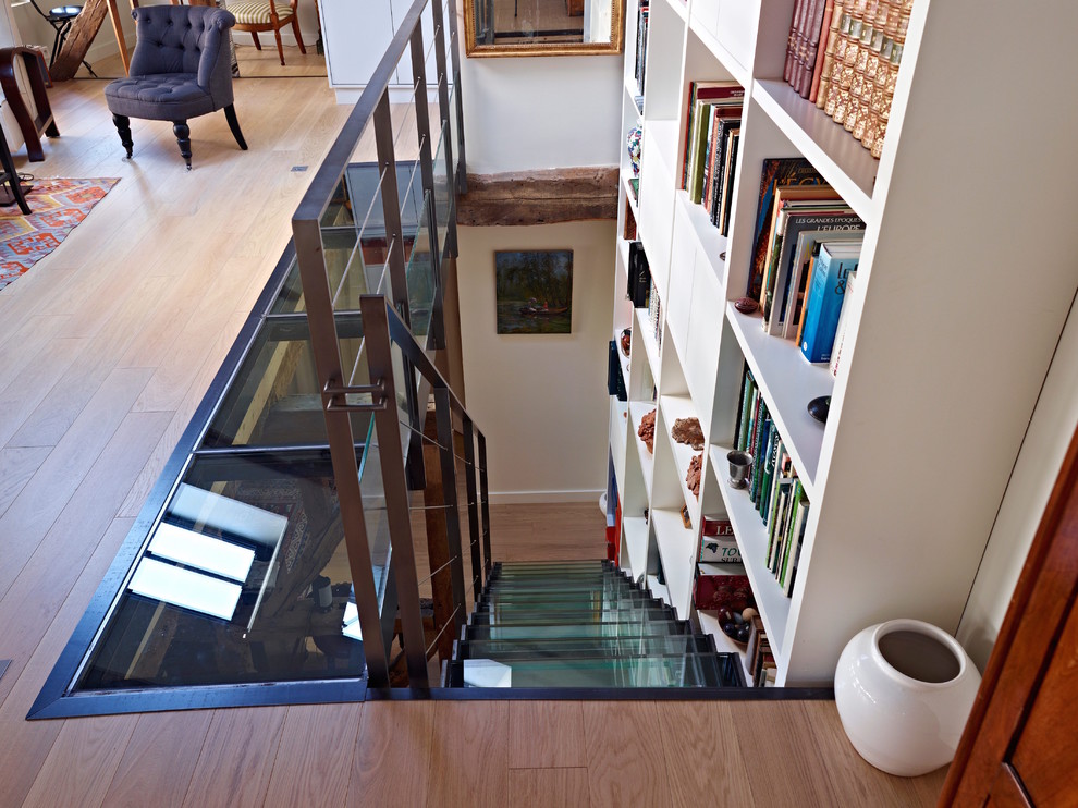 Foto de escalera recta actual de tamaño medio sin contrahuella con escalones de vidrio