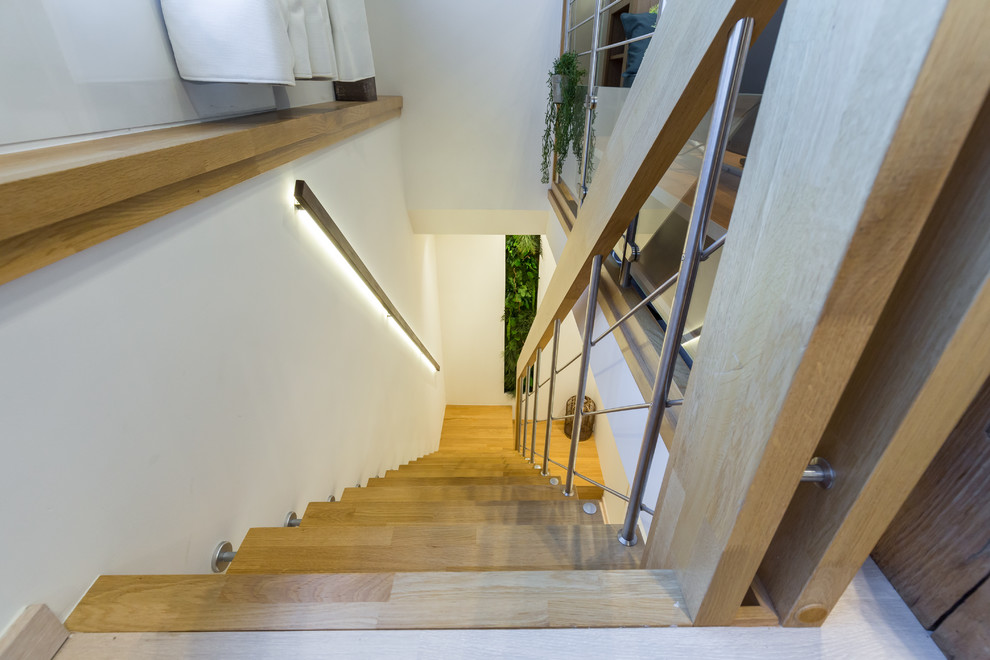 Staircase - modern staircase idea in Nice