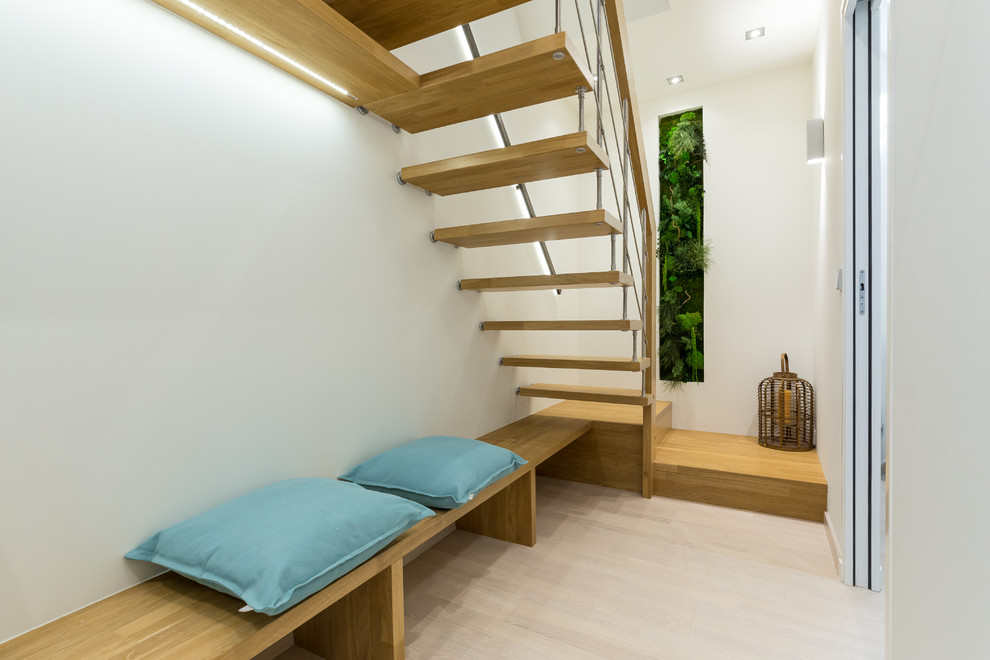 Idée de décoration pour un escalier sans contremarche droit minimaliste de taille moyenne avec des marches en bois.