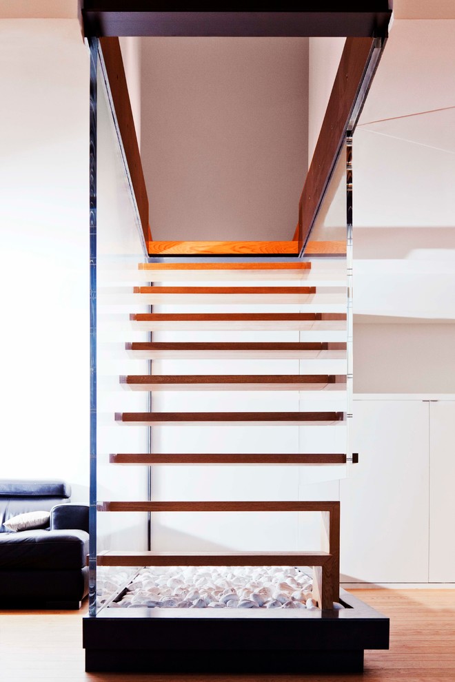Cette image montre un escalier sans contremarche flottant design de taille moyenne avec des marches en bois.