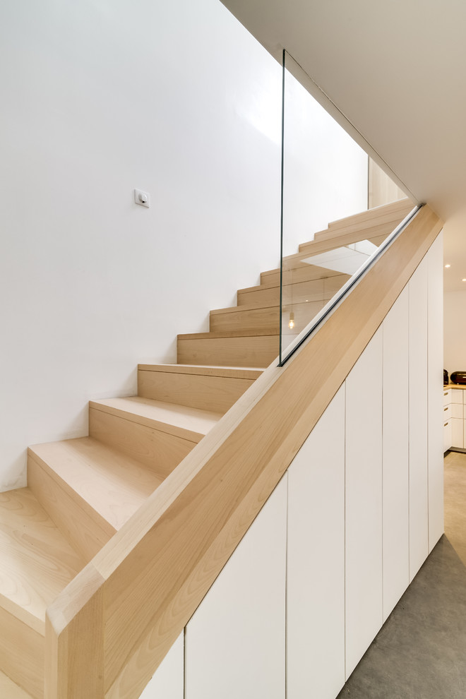 Gewendelte, Mittelgroße Moderne Holztreppe mit Holz-Setzstufen in Paris