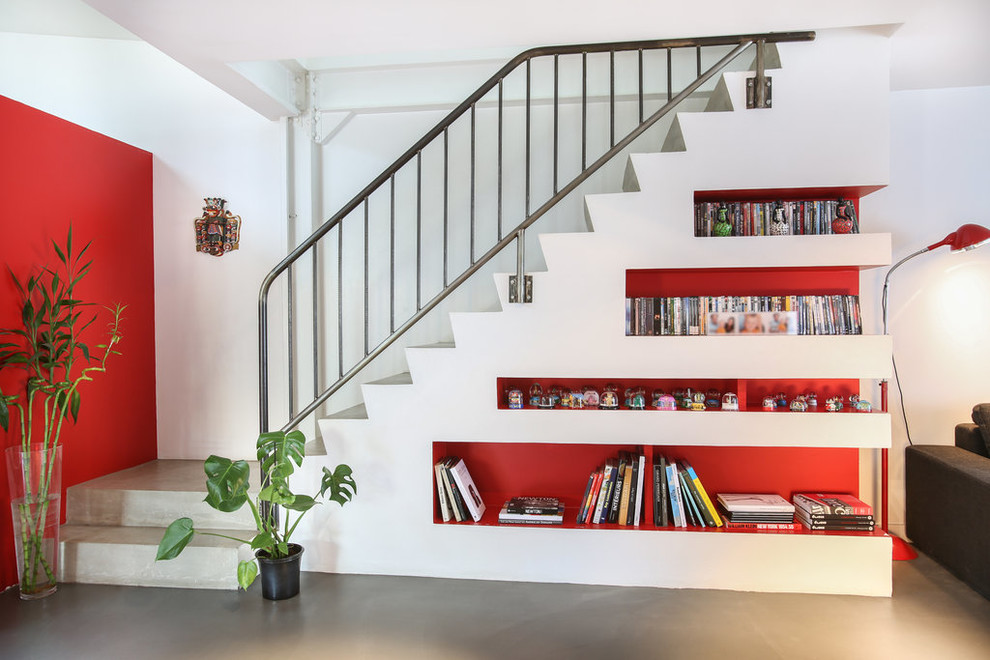 Aménagement d'un escalier contemporain en L et béton de taille moyenne avec des contremarches en béton et éclairage.
