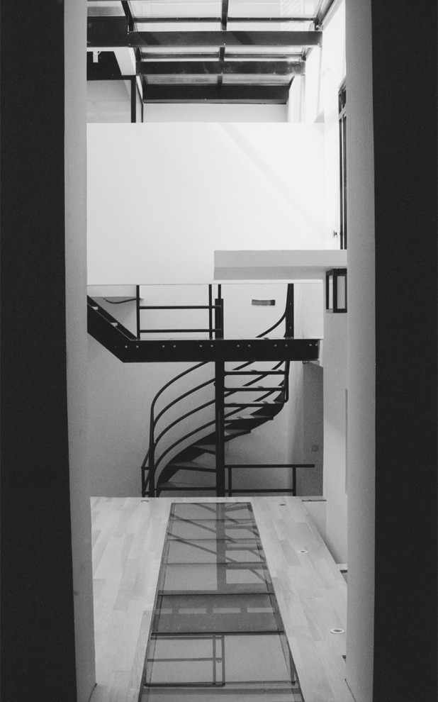 Источник вдохновения для домашнего уюта: винтовая лестница в современном стиле с стеклянными ступенями и металлическими перилами без подступенок