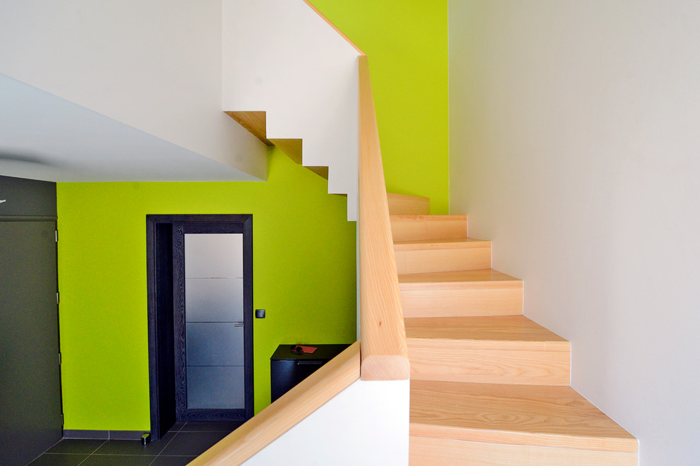 Стильный дизайн: большая изогнутая деревянная лестница в современном стиле с деревянными ступенями - последний тренд