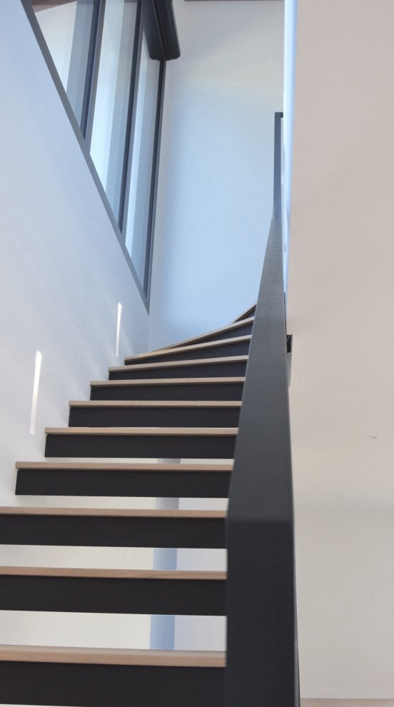 На фото: большая прямая деревянная лестница в современном стиле с металлическими ступенями и металлическими перилами с