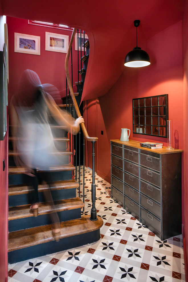 Пример оригинального дизайна: изогнутая лестница среднего размера в современном стиле с деревянными ступенями и перилами из смешанных материалов