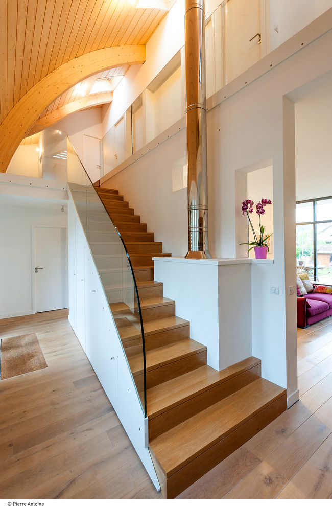 Gerade, Große Moderne Holztreppe mit Holz-Setzstufen in Paris