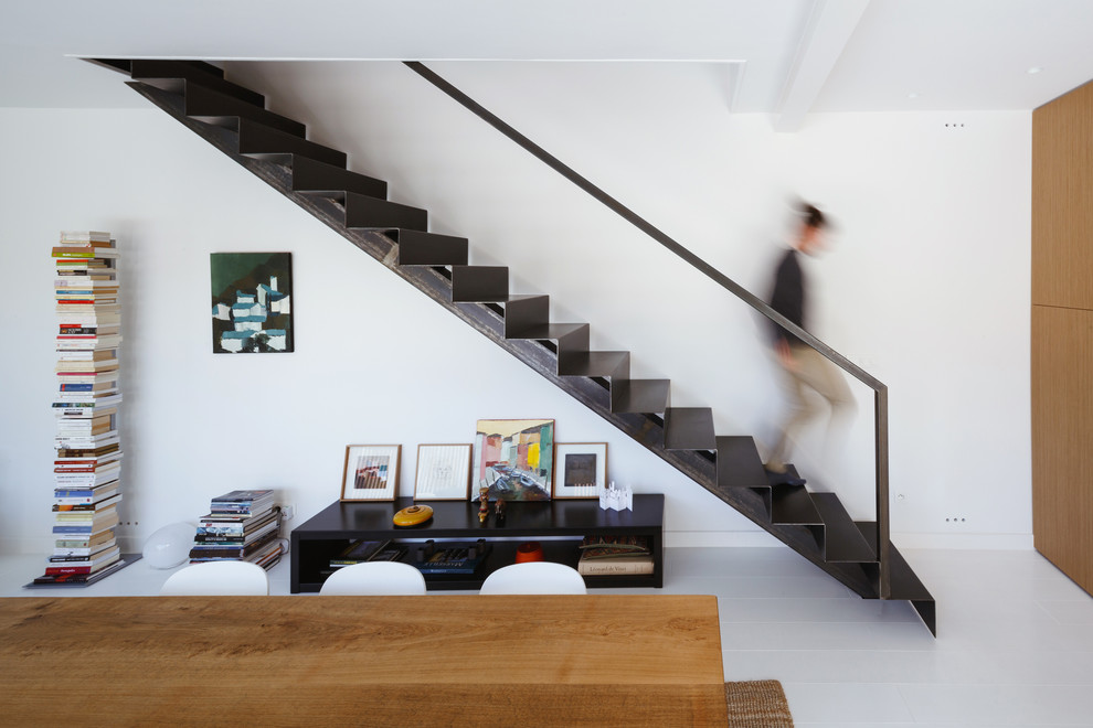 Cette photo montre un grand escalier droit tendance avec des marches en métal et des contremarches en métal.