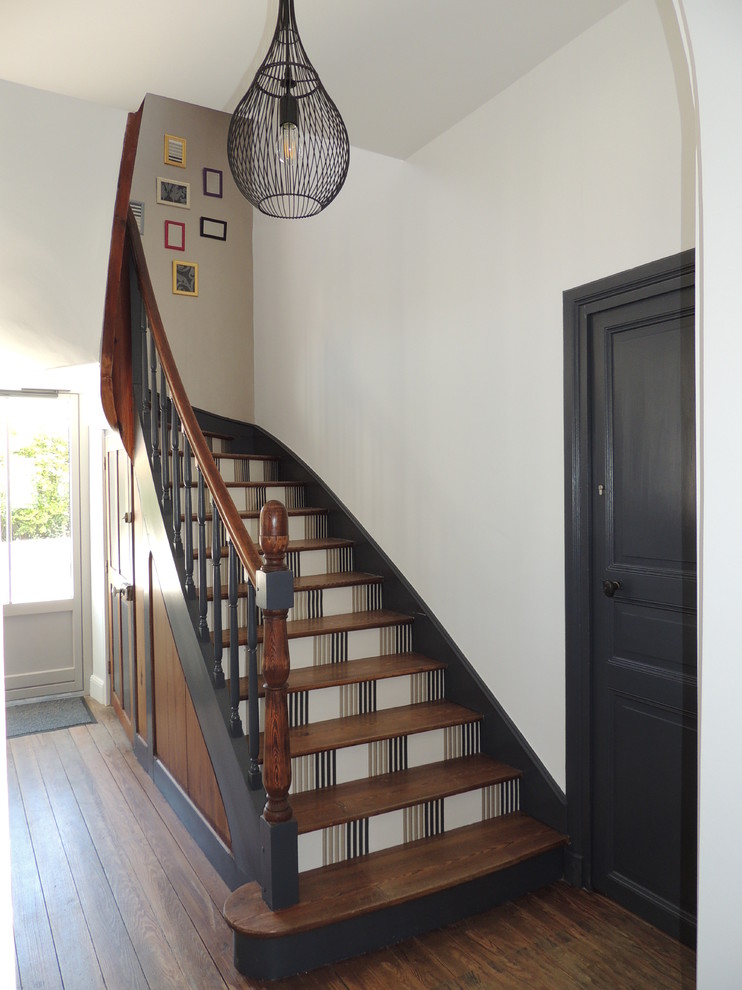 Источник вдохновения для домашнего уюта: п-образная лестница в стиле ретро с деревянными ступенями