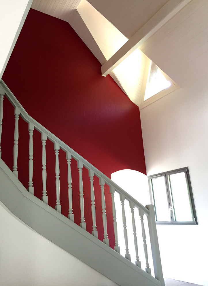 Diseño de escalera curva clásica renovada con barandilla de madera