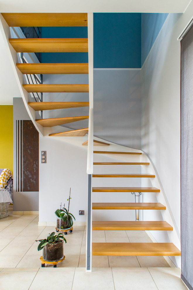 Design ideas for a medium sized contemporary painted wood u-shaped metal railing staircase in Rennes.