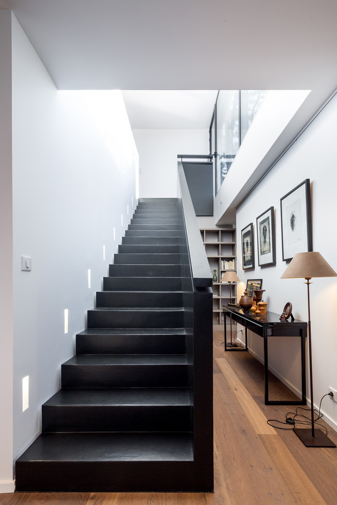 Inspiration for a contemporary staircase in Brest with feature lighting.