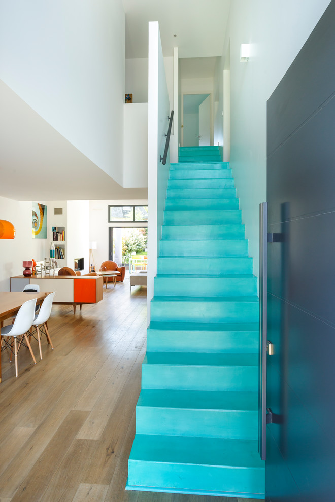 Свежая идея для дизайна: большая прямая лестница в современном стиле с металлическими перилами - отличное фото интерьера