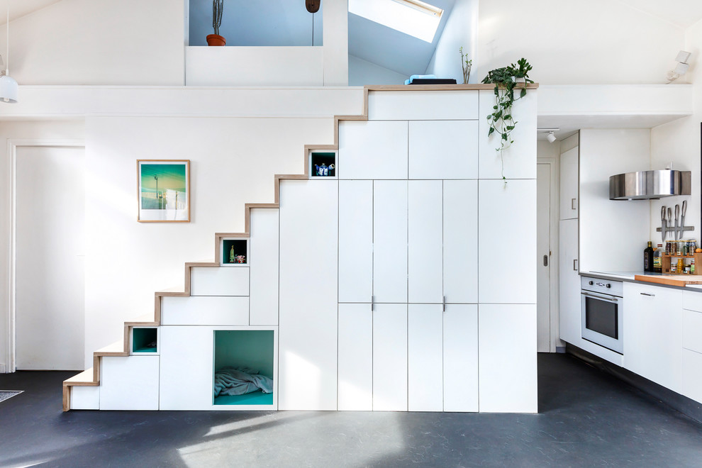 Example of a minimalist staircase design in Paris
