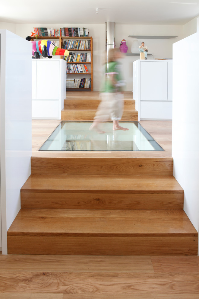 Стильный дизайн: прямая деревянная лестница среднего размера в современном стиле с деревянными ступенями - последний тренд