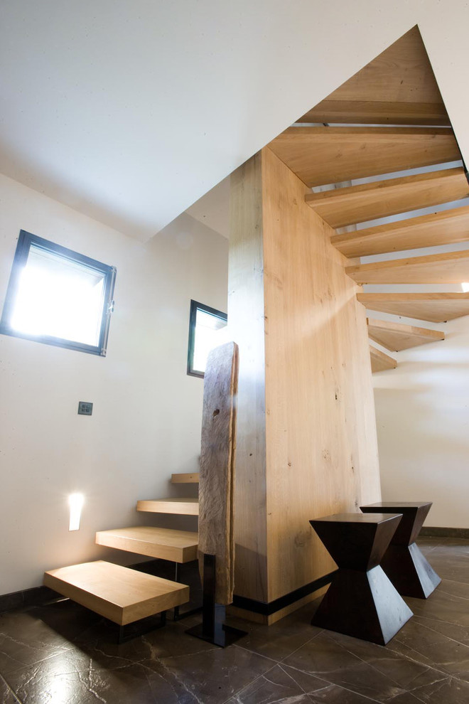 Ejemplo de escalera curva contemporánea grande sin contrahuella con escalones de madera