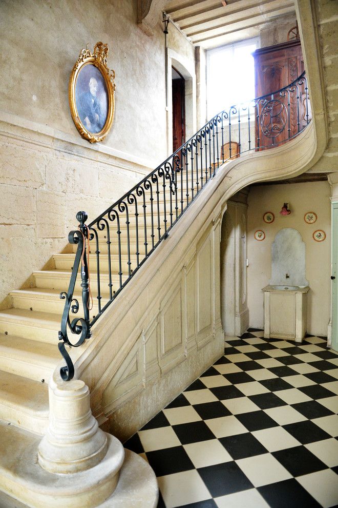 Idée de décoration pour un grand escalier tradition en béton et U avec des contremarches en béton.
