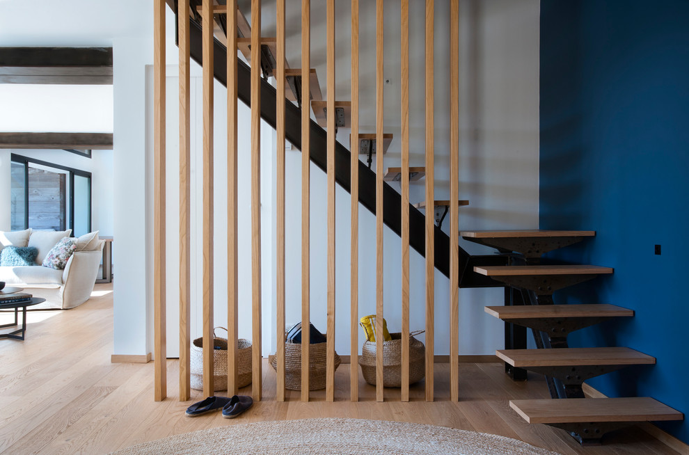 Diseño de escalera suspendida costera sin contrahuella con escalones de madera