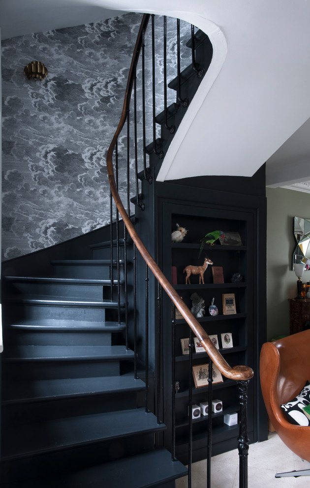 Стильный дизайн: изогнутая лестница среднего размера в стиле неоклассика (современная классика) с крашенными деревянными ступенями и крашенными деревянными подступенками - последний тренд