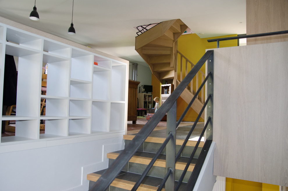 Diseño de escalera recta contemporánea de tamaño medio con escalones de madera, contrahuellas con baldosas y/o azulejos y barandilla de metal