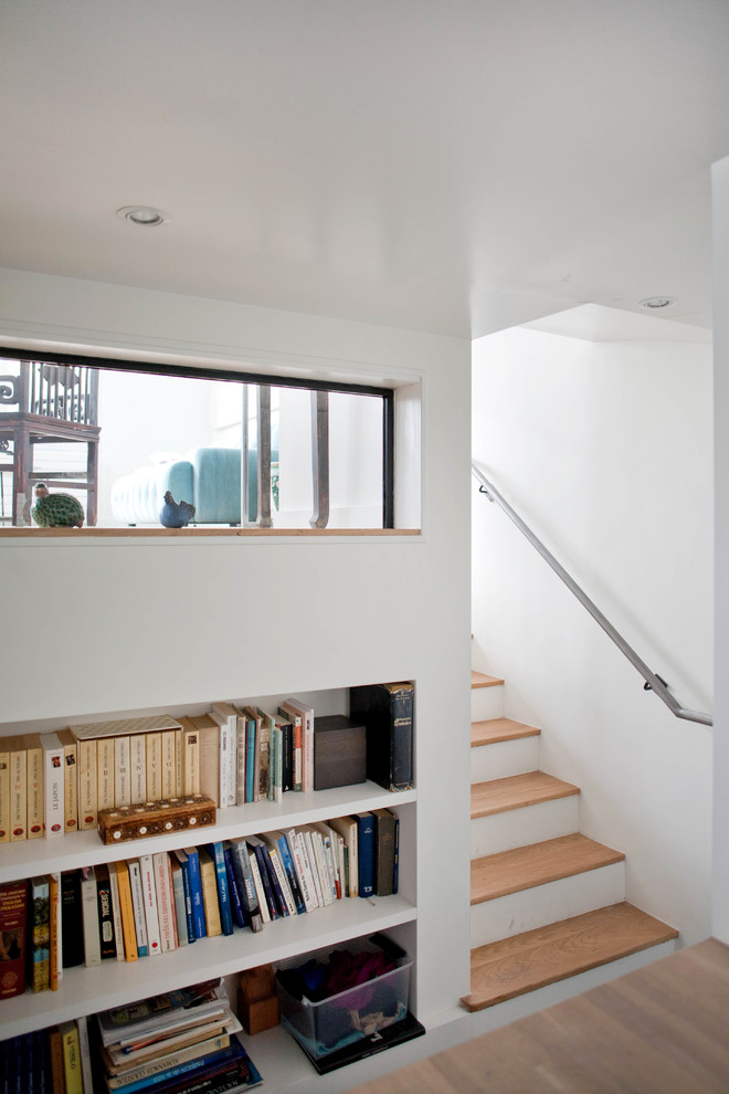 Стильный дизайн: прямая лестница в современном стиле с деревянными ступенями и металлическими перилами - последний тренд