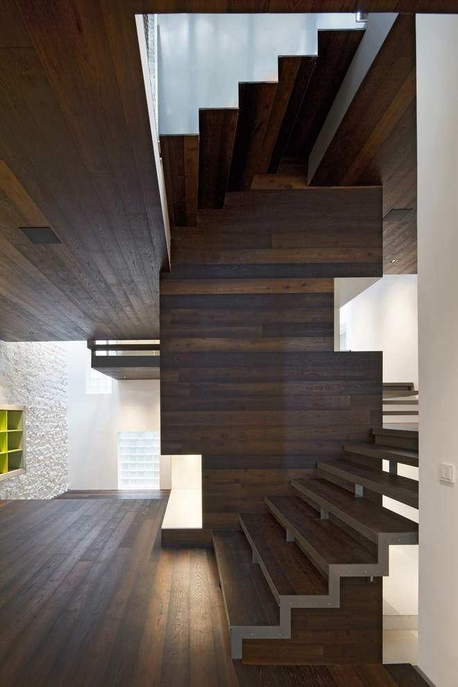 Foto de escalera suspendida minimalista grande con escalones de madera