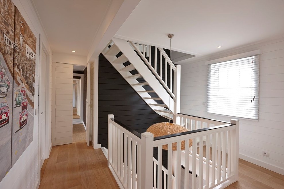Источник вдохновения для домашнего уюта: большая угловая лестница в стиле кантри с крашенными деревянными ступенями без подступенок