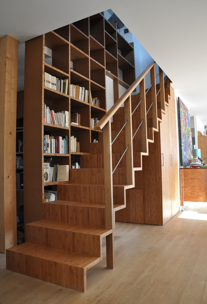 На фото: прямая деревянная лестница среднего размера в стиле модернизм с деревянными ступенями