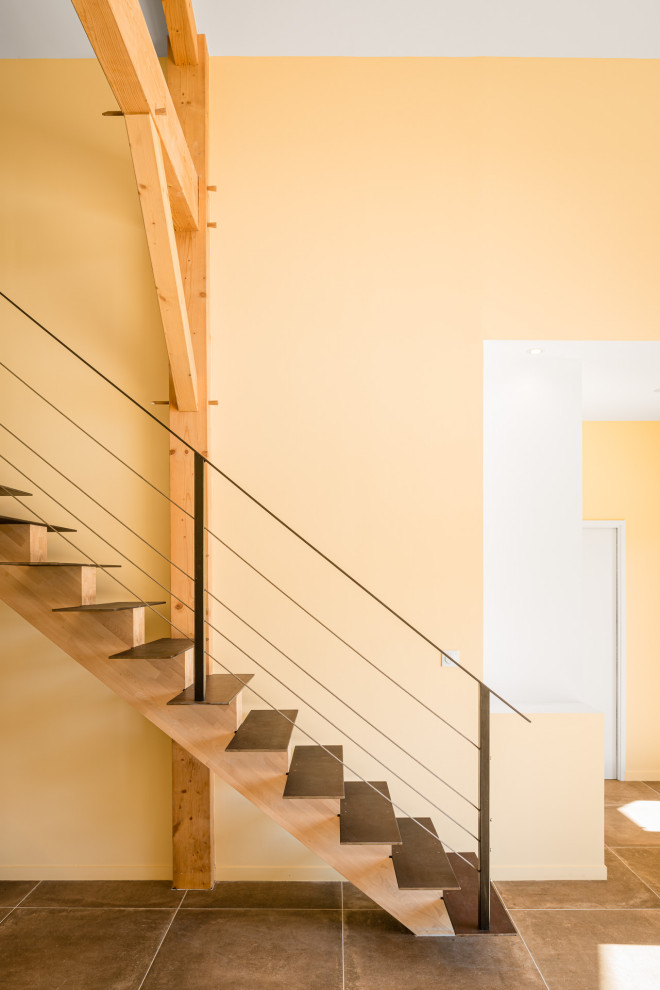 Свежая идея для дизайна: прямая лестница в современном стиле с металлическими ступенями и перилами из тросов без подступенок - отличное фото интерьера