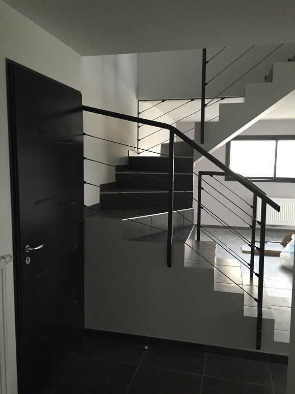 На фото: винтовая лестница среднего размера в современном стиле с ступенями из плитки и подступенками из плитки