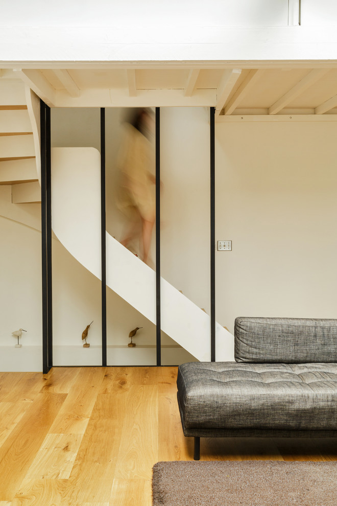 Свежая идея для дизайна: угловая лестница в стиле лофт с деревянными ступенями и крашенными деревянными подступенками - отличное фото интерьера
