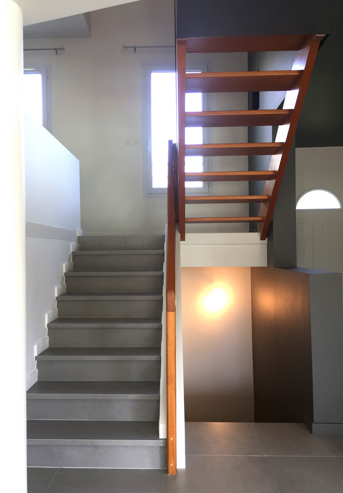 Идея дизайна: лестница в современном стиле с перилами из смешанных материалов