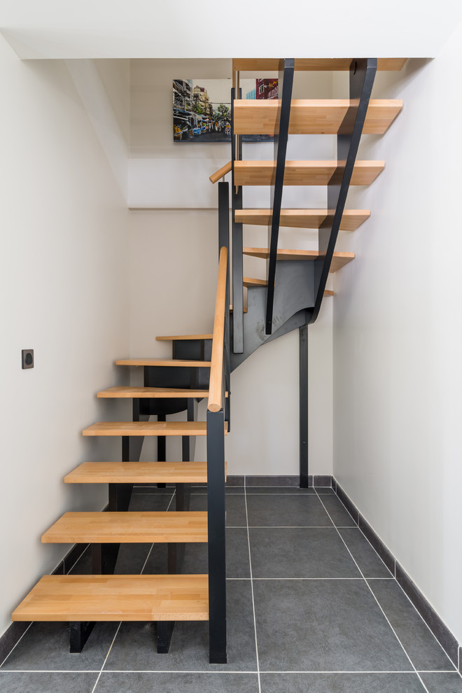 Modelo de escalera en U, contemporánea, grande, sin contrahuella