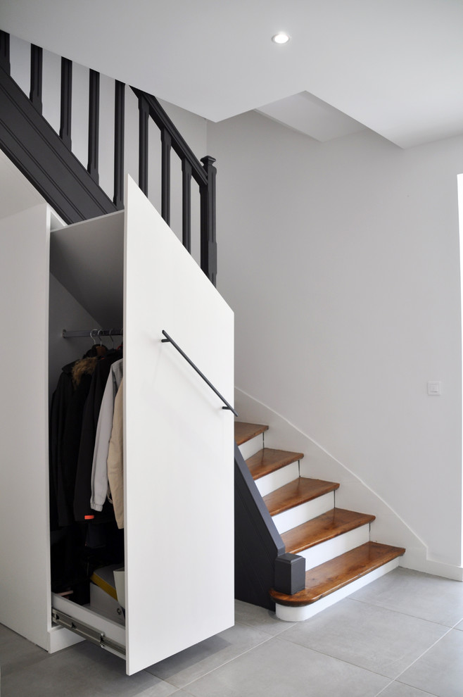 Idées déco pour un escalier peint courbe de taille moyenne avec des marches en bois et un garde-corps en bois.