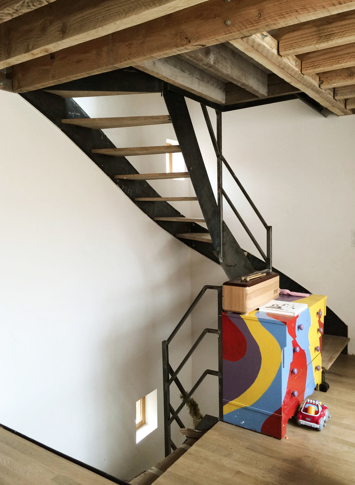 На фото: большая винтовая лестница в современном стиле с деревянными ступенями без подступенок с
