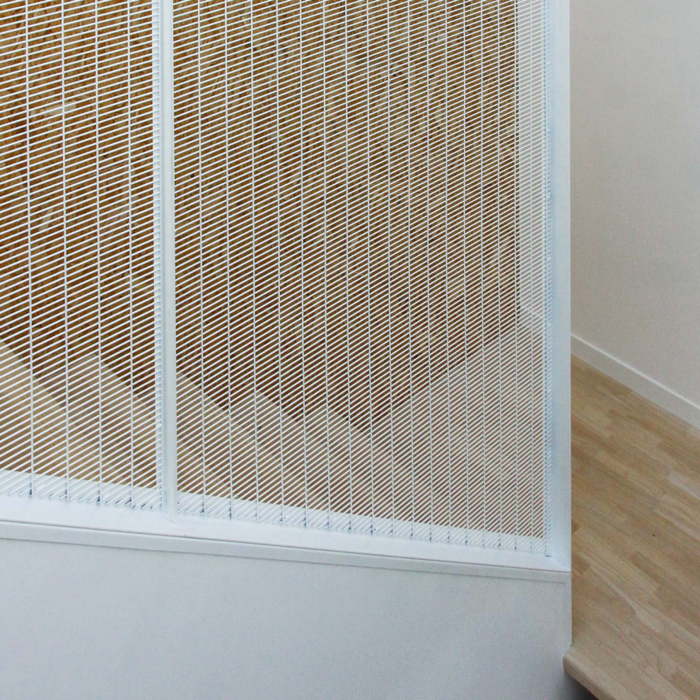 Foto di una scala a "U" contemporanea di medie dimensioni con pedata in legno, nessuna alzata e parapetto in metallo