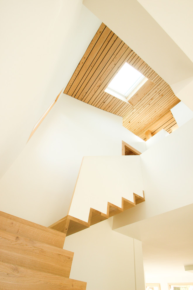 Modelo de escalera en L escandinava de tamaño medio con escalones de madera, contrahuellas de madera y barandilla de madera