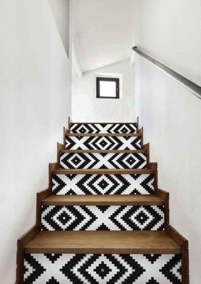 Ejemplo de escalera recta bohemia de tamaño medio con escalones de madera y contrahuellas con baldosas y/o azulejos