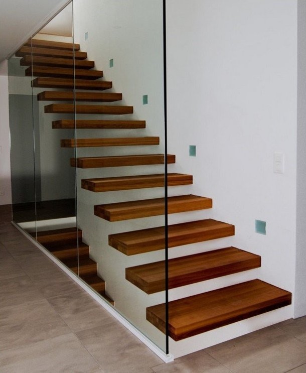 Réalisation d'un escalier flottant minimaliste avec des marches en bois.