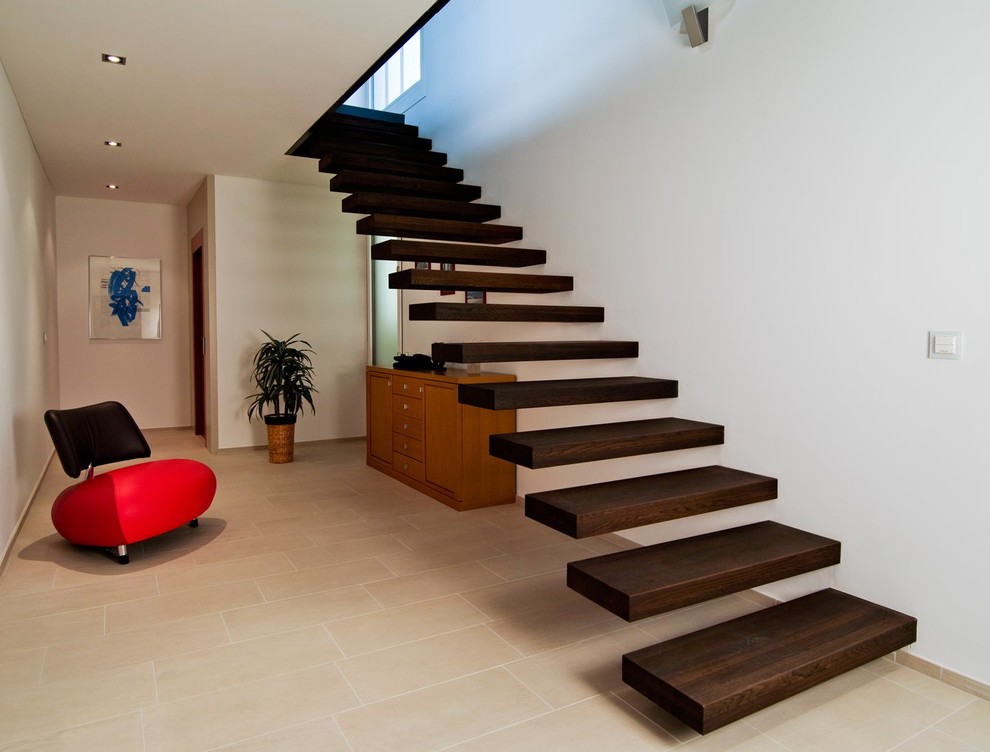 Идея дизайна: лестница на больцах в стиле модернизм с деревянными ступенями