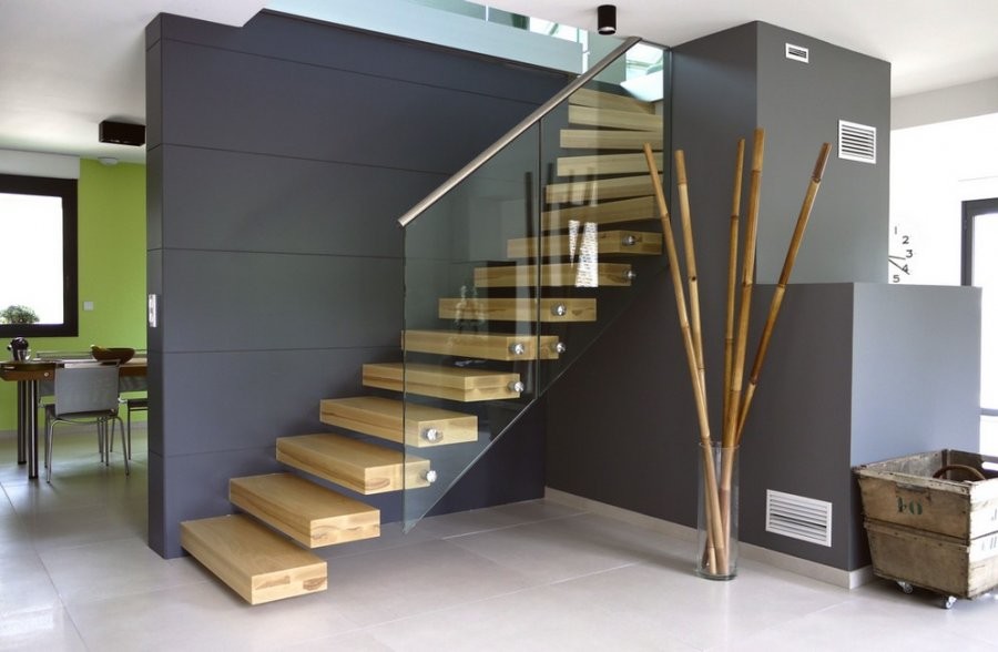Modelo de escalera suspendida actual con escalones de madera